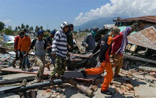 Decenas de muertos en una iglesia arrasada por el sismo de Indonesia